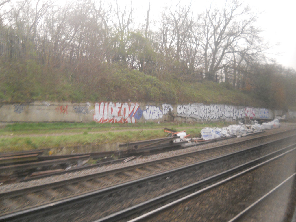 gatwick-express-graffiti-04