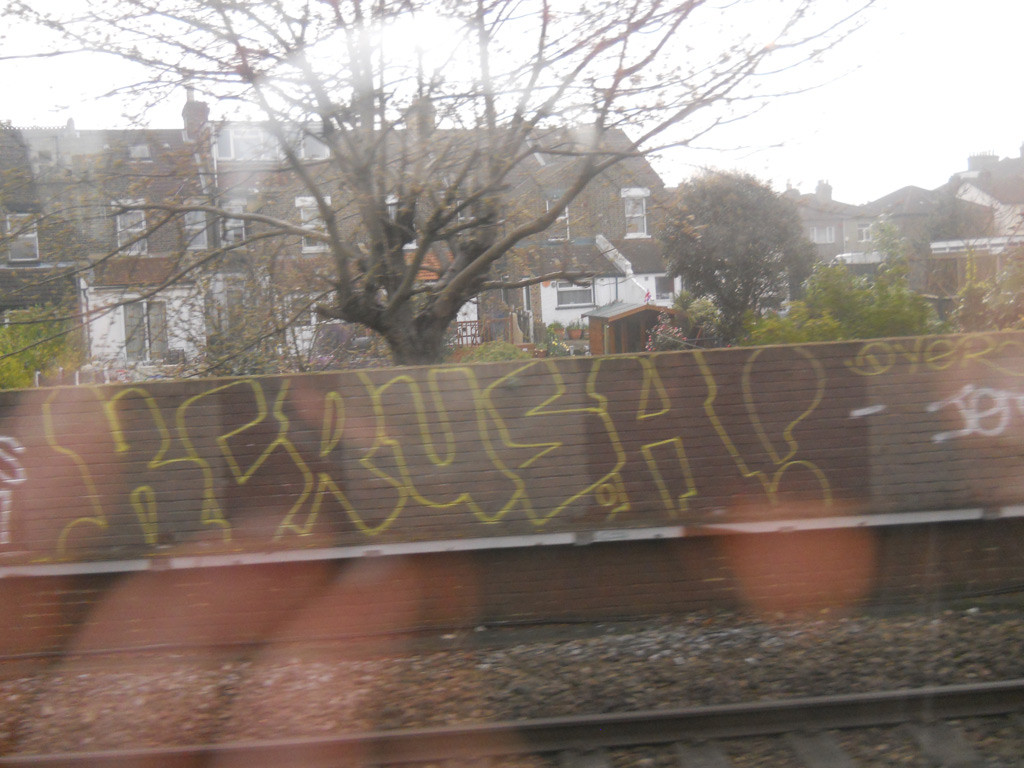 gatwick-express-graffiti-08